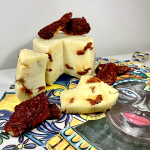 Formaggio di pecora primo sale con pomodoro secco