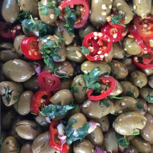 Olive Verdi schiacciate al Peperoncino in Salamoia
